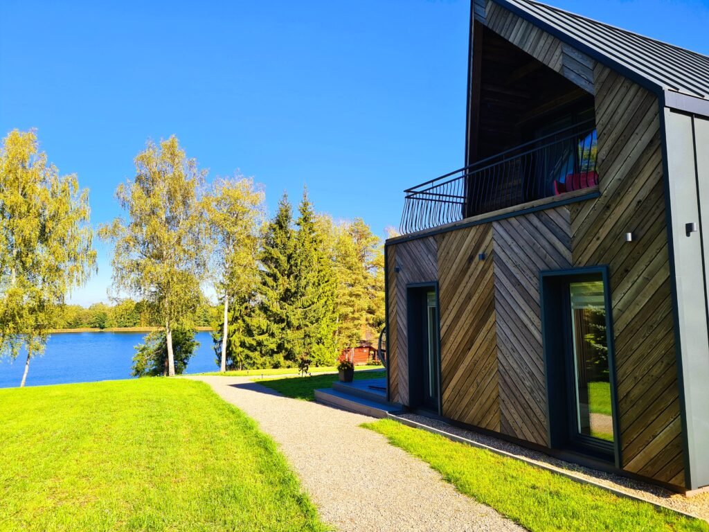 Namelis 1 — vila prie Plavio ežero, saulėta diena